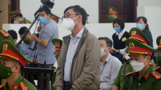Bị cáo Nguyễn Duy Linh bên trên phiên xử
