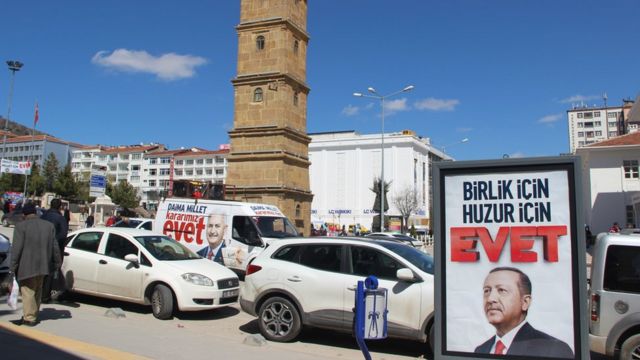 Yozgat'ın işlek Lise Caddesi'nde daha çok 'Evet' pankartları ve AKP'nin propaganda araçları görünüyor.