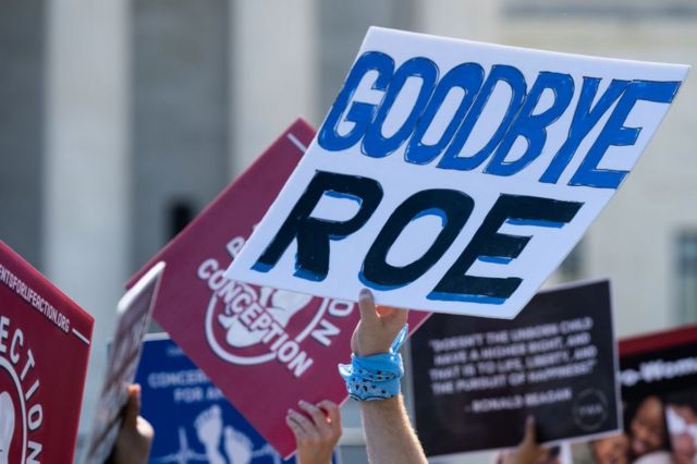 Manifestante antiaborto segura placa com os dizeres "Adeus Roe" do lado de fora da Suprema Corte dos EUA em 13 de junho de 2022