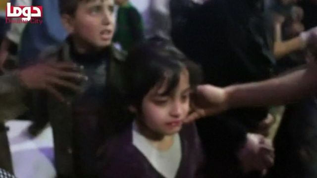 シリア東グータ地区の反政府勢力地区ドゥーマで7日、手当てを受ける子供たちの様子とされる未確認ビデオ