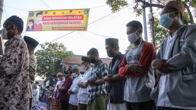 Umat Islam melaksanakan shalat Idul adha di Masjid Darul Ulum, Gedangan, Sidoarjo, Jawa Timur, Selasa (20/7/2021).