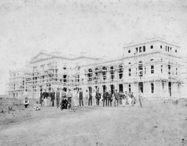 Homens posam diante do edifício, ainda em construção. O museu foi inaugurado em 1895, e inicialmente se voltava para as ciências naturais