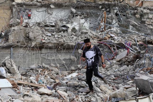 شاب فلسطيني يتفقد أنقاض منزله الذي هدمه الجيش الإسرائيلي في جبل المبكر في القدس