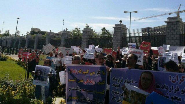 تجمع تشکلهای مستقل کارگری در مقابل مجلس در حالی به خشونت کشیده شد که تشکلهای نزدیک به دولت در مقابل خانه کارگر تجمع کرده بودند