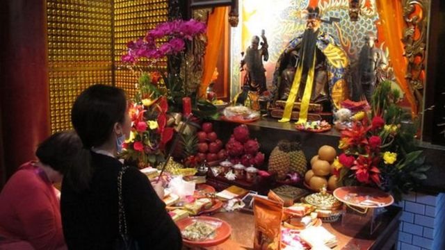 تفيد التقاليد الصينية بأن إشعال البخور وأداء الصلوات قد يجلبان الحظ السعيد