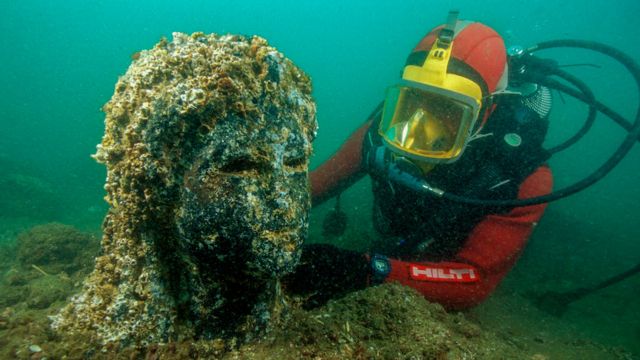 Cabeza de una estatua hallada debajo del Mediterráneo, frente a las costas de Egipto