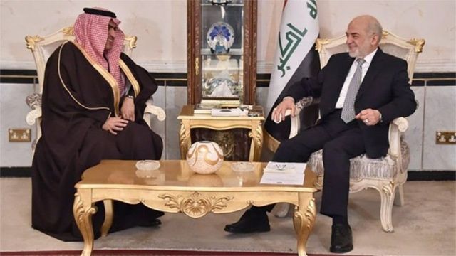 Посол Саудовской Аравии разговаривает с министром иностранных дел Ирака
