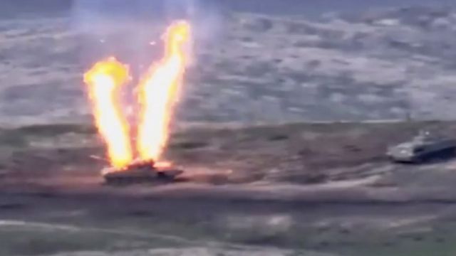 صورة مأخوذة من مقطع فيديو نشرته وزارة الدفاع الأرمينية لما تقول إنه دبابة أذربيجانية مدمرة