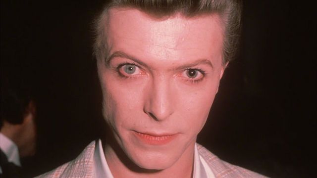 Una fotografía de David Bowie en la que se ve un ojo azul y uno casi marrón.