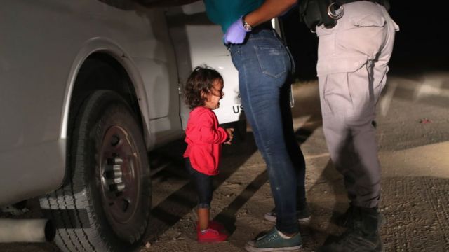 Una mujer y una niña en una detencíón migratoria en EE.UU.