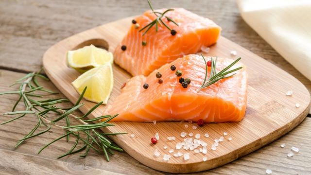 Pescados como el salmón son una de las mejores fuentes de omega 3.