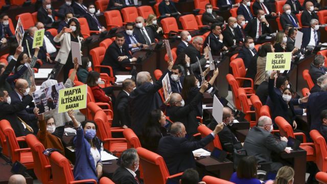 HDP'li milletvekilleri Soylu'ya tepki göstermek için pankart kaldırdı