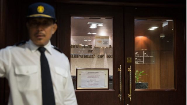 охранник у консульства Южной Кореи в Гонконге