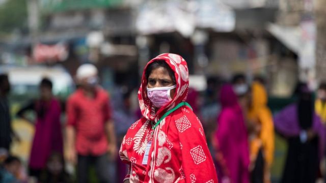 মাস্ক পরে বাংলাদেশের নারী