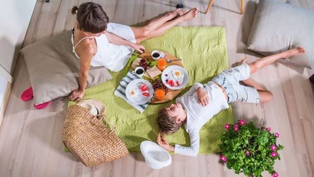 Você não precisa se sentar à mesa.  Que tal um piquenique indoor?