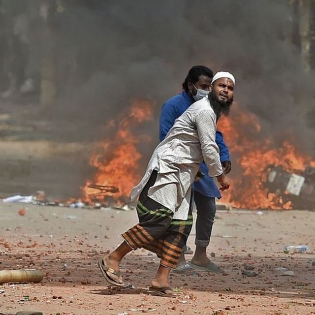 শুক্রবার বায়তুল মোকাররমের সামনে সংঘর্ষের সময় ইটপাটকেল নিক্ষেপ করছে একজন