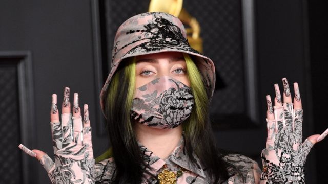 Billie Eilish al llegar a los Grammy 2021