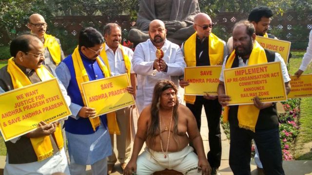 పార్లమెంటు బయట పోతురాజు వేషధారణలో నిరసన తెలుపుతున్న తెదేపా చిత్తూరు ఎంపీ శివ ప్రసాద్.