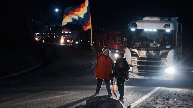 Manifestantes em bloqueios de estrada em Purmamarca