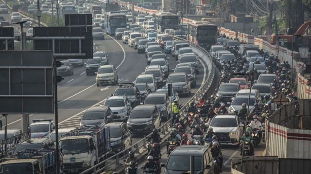 Suasana kepadatan arus lalu lintas pada hari pertama uji coba perluasan kawasan ganjil genap di Jalan Gatot Subroto, Jakarta, Senin (2/7).