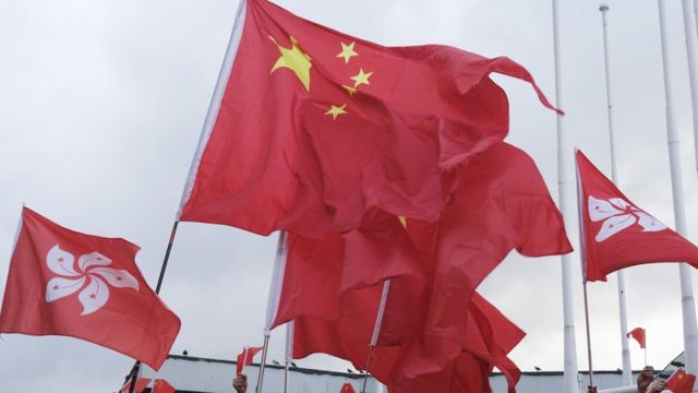香港尖沙咀市民揮舞中國國旗和香港特區區旗（新華社圖片1/10/2022）