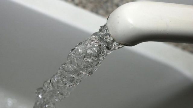 قرصان الكتروني يحاول تسميم إمدادات المياه في مدينة بولاية فلوريدا الأمريكية  - BBC News عربي