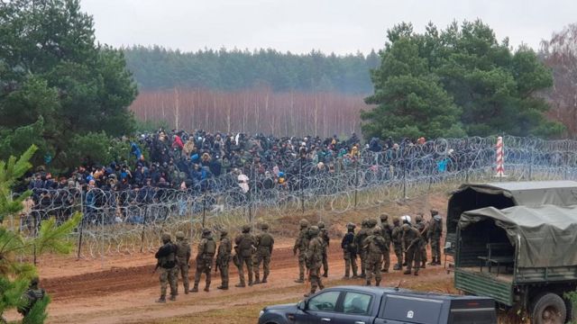 Польские военные и мигранты около перехода Кужница
