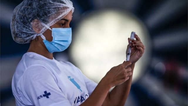 Enfermera prepara una vacuna en Río, Brasil.