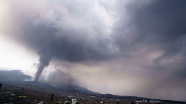 Columna de humo del volcán Cumbre Vieja en La Palma.