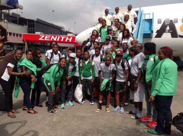 Les footballeuses nigérianes, accueillies à l'aéroport, ont refusé de quitter un hôtel de la capitale pour exiger leurs primes