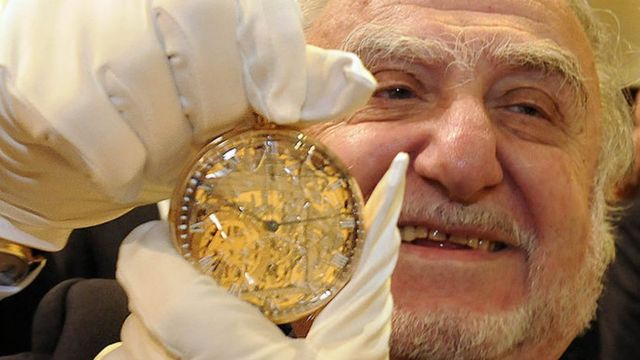 Nicolas Hayek con la réplica del famoso reloj.