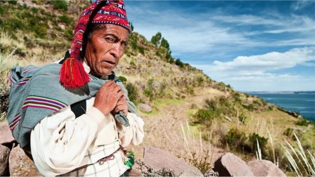 Kwenye kisiwa kidogo cha Taquile huko Peru, sifa ya mwanaume haipimwi kwa uwezo wake wa kuwinda au kuvua samaki, lakini na uwezo wake wa ufumaji
