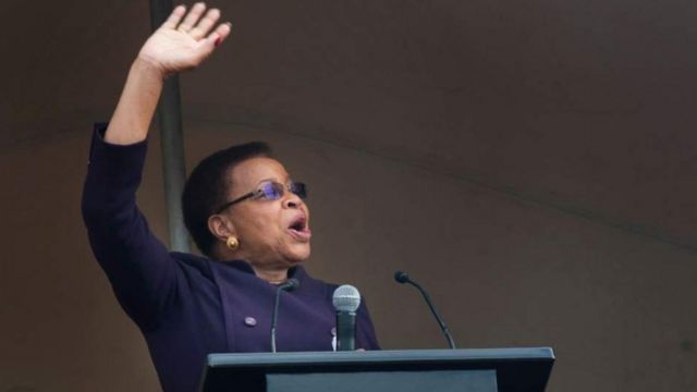 Graca Machel, la veuve de Nelson Mandela, reproche au médecin de l'ancien président sud-africain d'avoir publié un livre qui viole la confidentialité