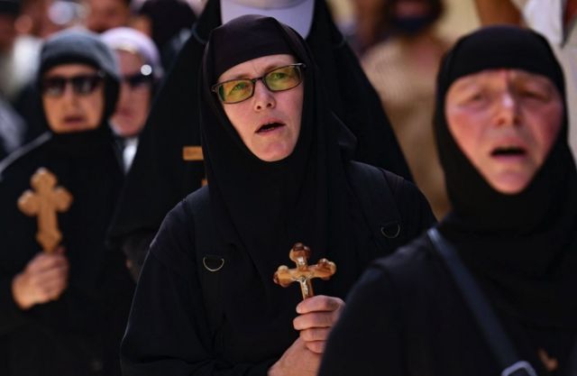 راهبات في مدينة القدس يوم الجمعة العظيمة