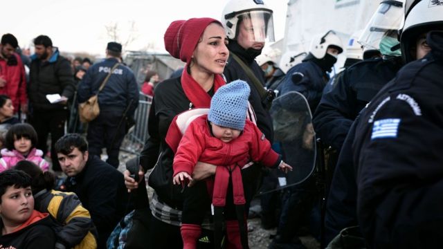 マケドニアはギリシャからの移民入国を阻止している。写真は国境検問所で(2日)