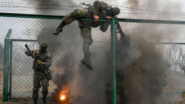 військові