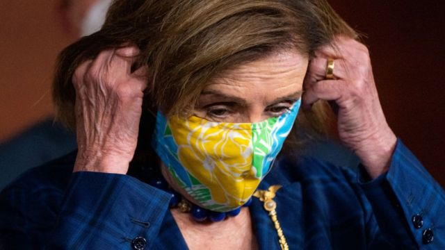 Nancy Pelosi utilizando mascarilla