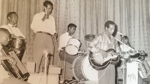 ተወልደ ብባንድ ተዓጂቡ ኣብ መድረኽ እናደረፈ