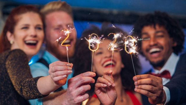 Um grupo de amigos celebra 2020 com luzes
