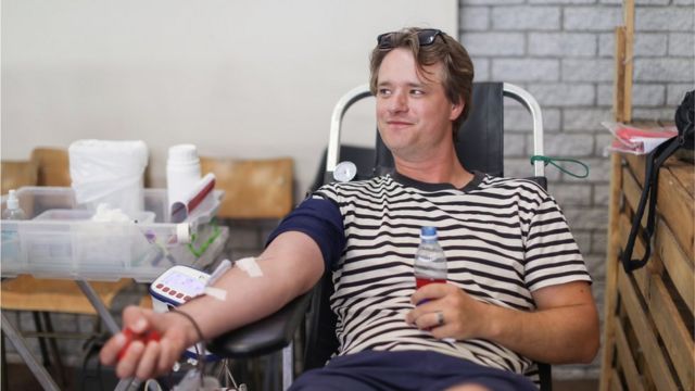 hombre donando sangre.