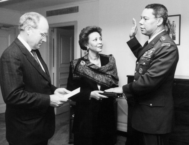 Dick Cheney (izq.), Colin Powell y su esposa Alma