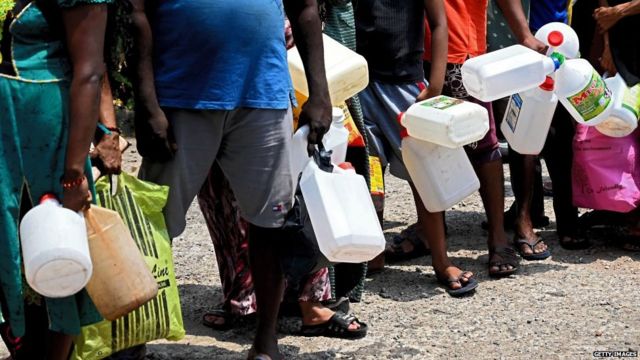 வரிசையில் நிற்கும் மக்கள்