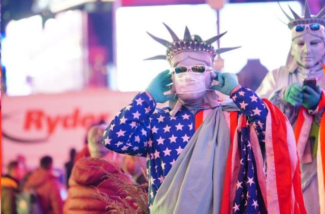 紐約時代廣場戴口罩的街頭表演者