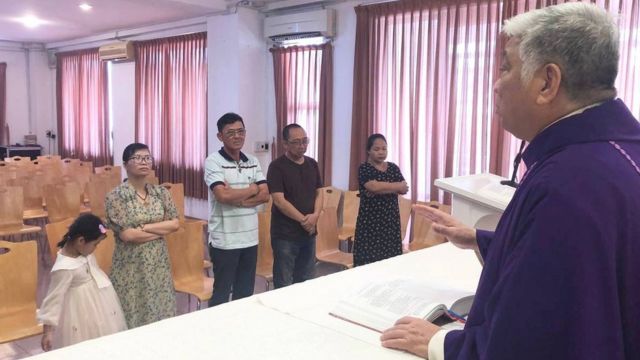 Gia đình bà Phạm Thanh Nghiên cầu nguyện tại nhà thờ trước khi lên đường sang Mỹ