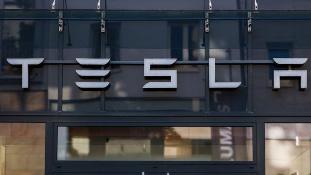 Вывеска здания Tesla в Кельне