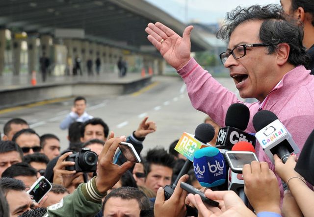 Gustavo Petro intenta calmar a un grupo de manifestantes que protestan contra el sistema de transporte público Transmilenio, en Bogotá, Colombia, el 4 de marzo de 2014.