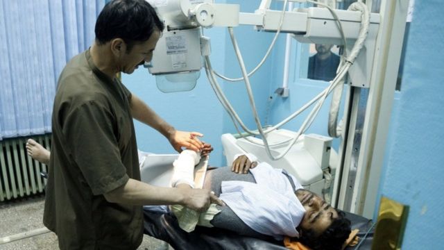 हमले में घायल एक व्यक्ति को अस्पताल में उपचार देते डॉक्टर