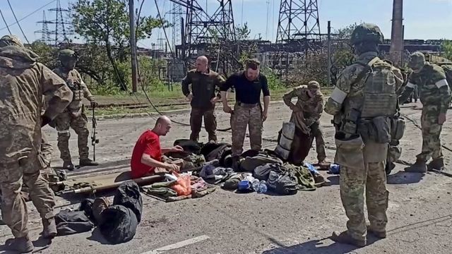 مقاتلون أوكرانيون استسلموا لروسيا.