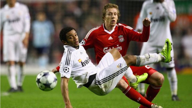 Lucas na Liverpool ya taba Marcelo na Real Madrid ranar 10 ga watan Maris na shekarar 2009 inda Liverpool ta lallasa Real Madrid 4-0