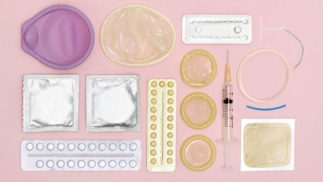 Imagen de diveros métodos anticonceptivos como píldoras, preservativos y dispositivos intrauterinos
